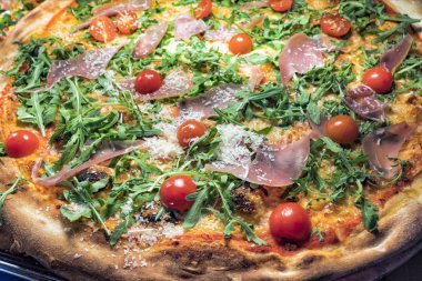 Bir dükkan penceresinde Pizza, yakın çekim