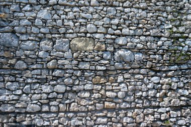 Doğal taştan yapılmış bir duvar parçası.
