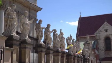 Cracow Kilisesi Saint Peter ve Paul girişinde on iki havariler