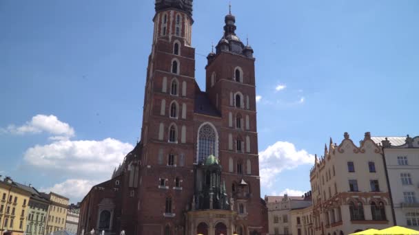 Krakow Polonya Haziran 2019. Eski kentin merkezinde St. Marys Bazilikası. Timelapse — Stok video