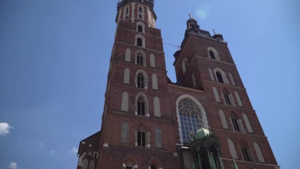 Krakov Polsko červen 2019. Bazilika svatého Marys v centru starého města — Stock video