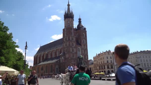Польша июнь 2019 года. Базилика Св. Марии в центре старого города — стоковое видео