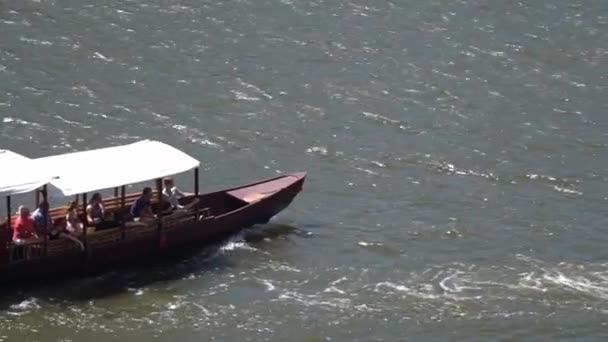 Polonia Cracovia junio 2019. turistas navegando por el río Vístula, slow mo — Vídeo de stock