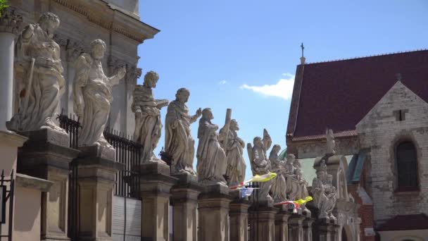 Tolv apostlar vid ingången till kyrkan Saint Peter och Paul i Krakow — Stockvideo