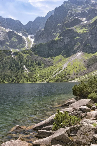 Bellissimo lago di montagna in estate — Foto Stock