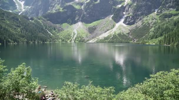 Lago de montaña en los Tatras en verano. Lago de los 5 lagos más bellos de la tierra — Vídeos de Stock