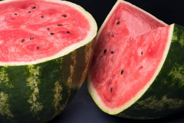 Temiz kesilmiş karpuz karanlık arka planda yakın çekim