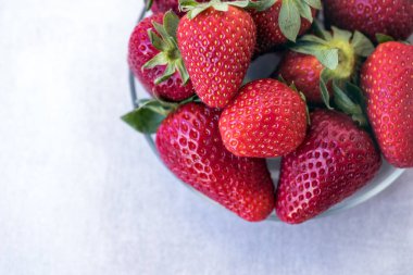 Açık arka planda bir kase çilek