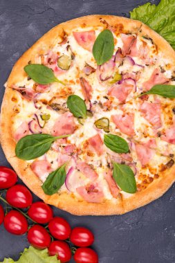 pastırma mantar ve peynir ile yakın çekim pizza