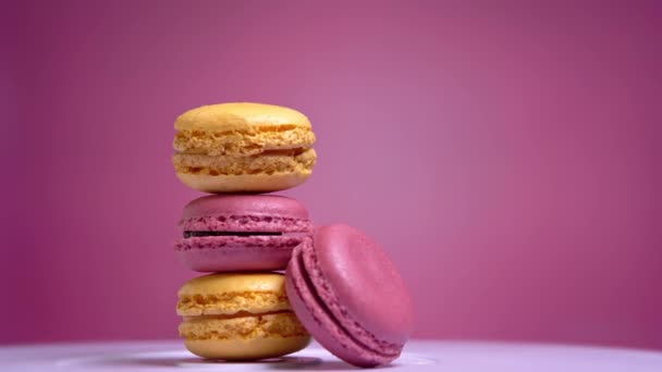 Macarrones franceses, galleta dulce girando de cerca — Vídeos de Stock