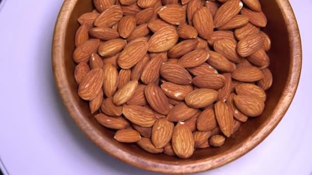 Bowl dengan almond berputar pada latar belakang putih — Stok Video