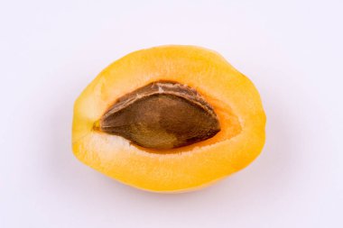 beyaz zemin üzerine kayısı kesmek