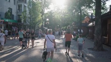 Zakopane, Polonya Haziran 2019. Krupowki sokak turistler yaz akşamı sokakta yürüyüş
