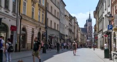 Krakow, Polonya Haziran 2019: turistler şehrin tarihi merkezinde yürüyor. Timelapse