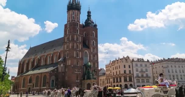 Krakow Polen juni 2019. St Marys basilika i gamla stan. Timelapse — Stockvideo