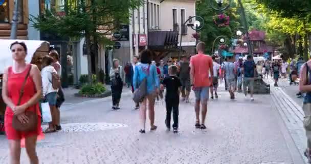 Zakopane, โปแลนด์ มิถุนายน 2019 นักท่องเที่ยวถนน Krupowki เดินบนถนนในตอนเย็นฤดูร้อน ระยะเวลา — วีดีโอสต็อก