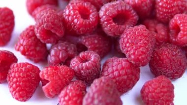 Beyaz tabakta olgun ham ahududu