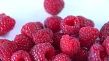 Yakın çekim rotasyonu. Masada kırmızı ahududu iplik