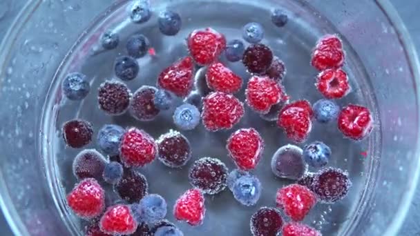 Arándanos frescos frambuesas y cerezas en agua clara — Vídeos de Stock