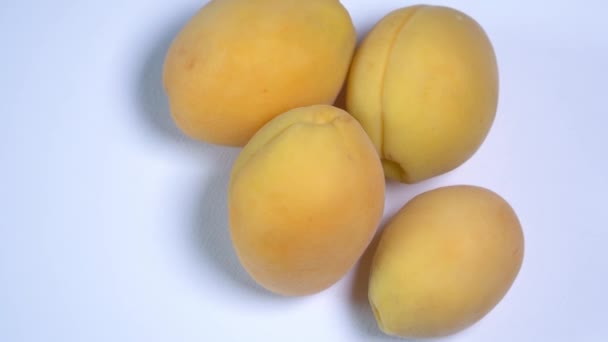 Abricots Crus Mûrs Sur Plaque Blanche — Video