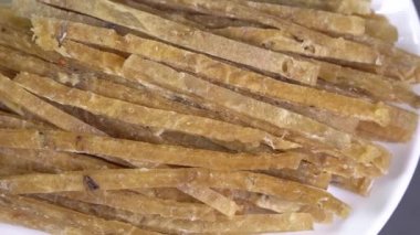 Kuru balık çubukları yığını ile Plaka