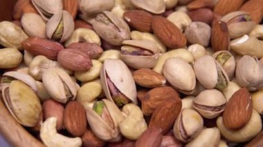 Ahşap kasede fındık çeşitleri