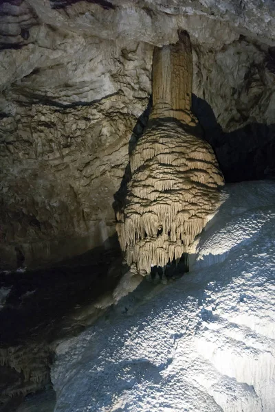 Forntida Grotta Med Stalaktiter — Stockfoto