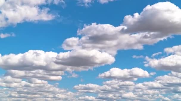 Vista Lapso Tiempo Nubes Blancas Corriendo Rápido Cielo Azul — Vídeos de Stock