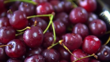 Koyu kırmızı olgun kiraz yakın görünümü