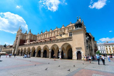 Krakow, Polonya - Temmuz 2019: Krakow merkezinde ana alışveriş alanı görünümü.