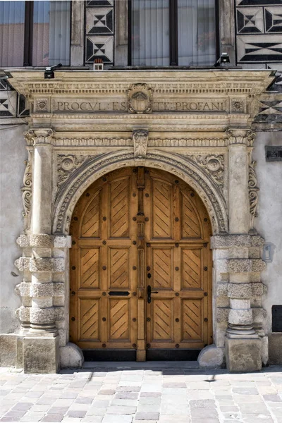 Krakow, Polonya - Temmuz 2019: taş evde eski ahşap kapı.
