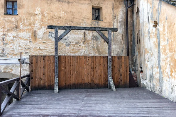 城堡庭院中的旧绞刑架 — 图库照片