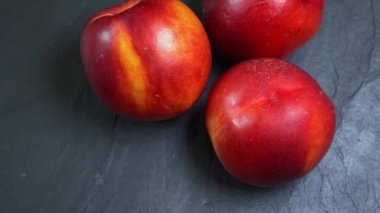 Tabaktaki olgun şeftalilerin yakın görüntüsü