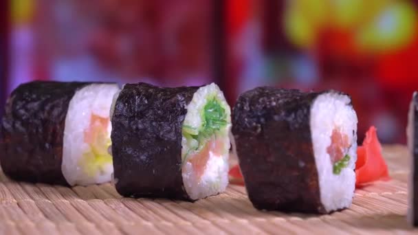 Sushi rullar närbild ta ätpinnar — Stockvideo