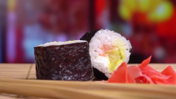 Sushi-Rollen aus nächster Nähe nehmen Essstäbchen — Stockvideo