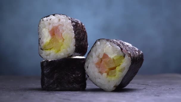 Sushi rollen close-up nemen eetstokjes — Stockvideo