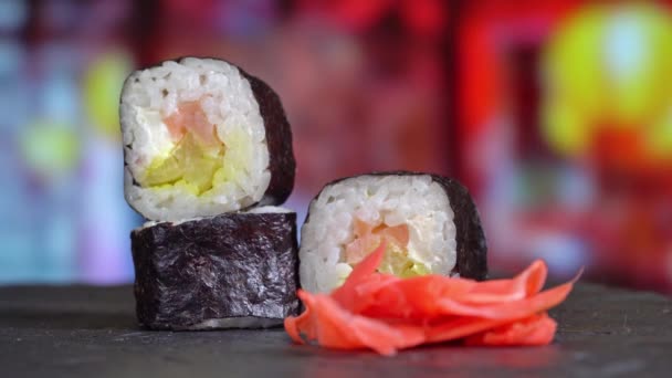 Sushi rolki zbliżyć wziąć pałeczki — Wideo stockowe