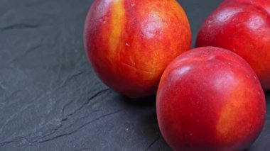 Tabaktaki olgun şeftalilerin yakın görüntüsü