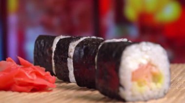 Suşi yuvarlanıyor, yemek çubuklarını al.