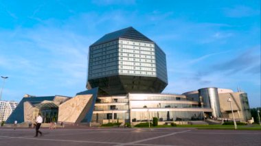 Krakow Polonya Haziran 2019. Eski şehirdeki St. Marys Bazilikası. Timelapse