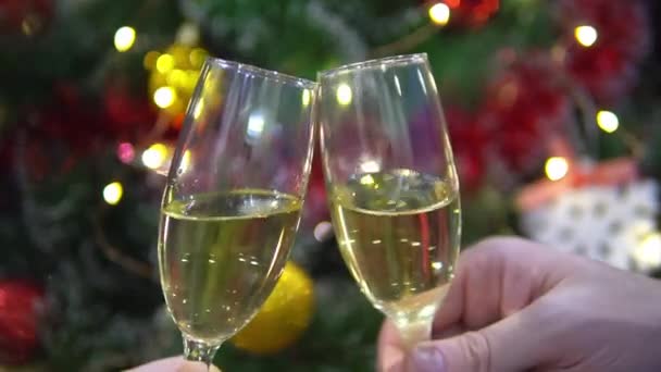 シャンパンでグラスをクリックする人々 新年の背景 — ストック動画