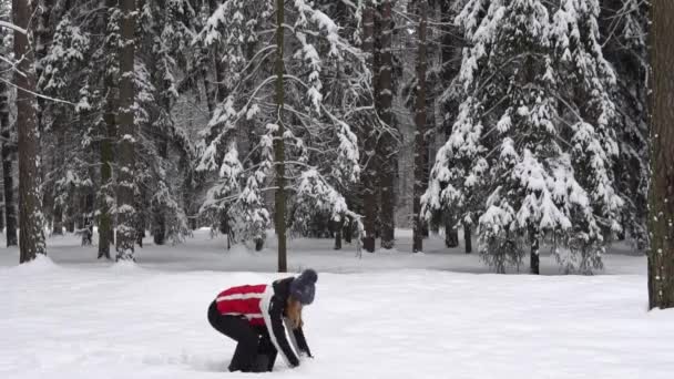 Mujer Jugando Con Nieve Parque Invierno — Vídeos de Stock