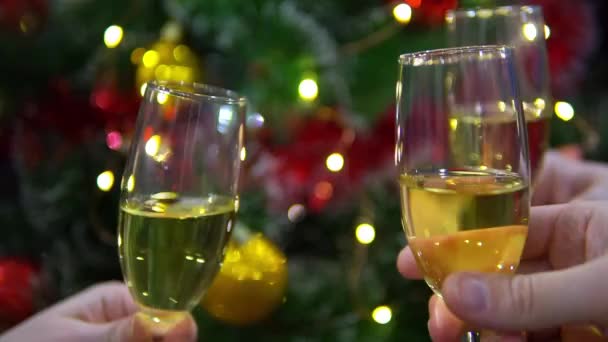 人们在玻璃杯中加入香槟 新年背景 — 图库视频影像