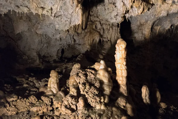 종유석 과 석순 이 있는 고대 동굴 — 스톡 사진