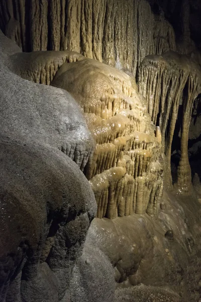 Oude grot met stalactieten en stalagmieten — Stockfoto