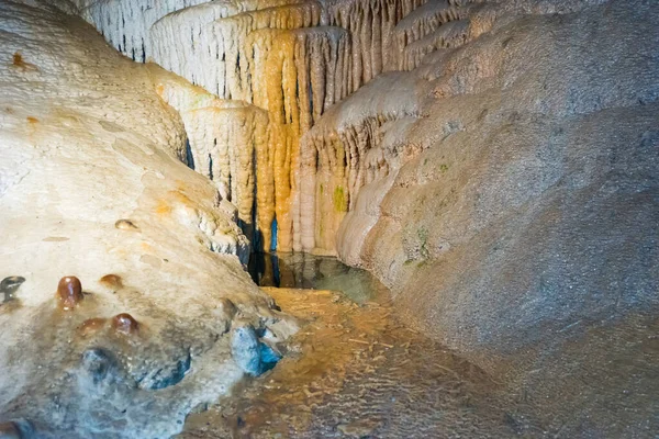 Sarkıtlar ve dikitler ile antik mağara — Stok fotoğraf