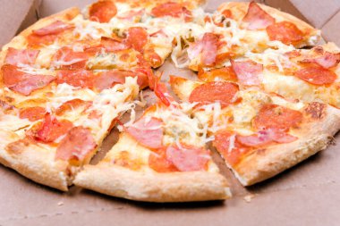 Pizza pepperonisi. Domatesli yakın plan.