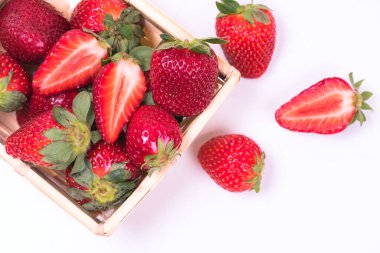 Hafif bir arka plan üzerinde taze büyük çilek