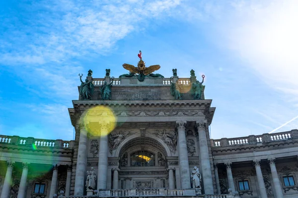 Вена, Австрия - сентябрь 2019 года. Хофбургский дворец с Хельденплац в Вене — стоковое фото