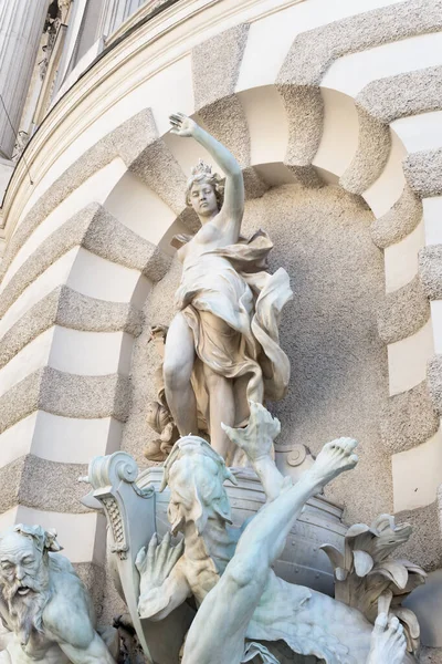 Fontaine à l'entrée du palais de Hofburg. Vienne, Autriche - septembre 2019 . — Photo